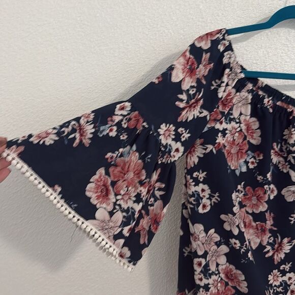 Cure- Navy floral off-the-shoulder blouse with cell sleeves- Size 1X - Picture 2 of 6